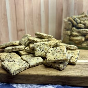 Sauerteig Cracker knusprig gebacken mit Saaten und Kräutern auf Backblech serviert
