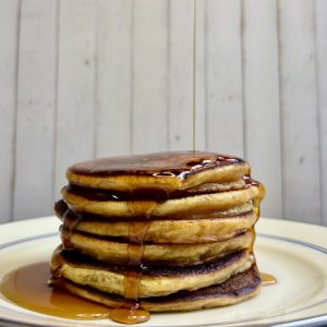 Protein Pancakes mit Sauerteig in der Pfanne gebacken, fluffig und goldbraun serviert