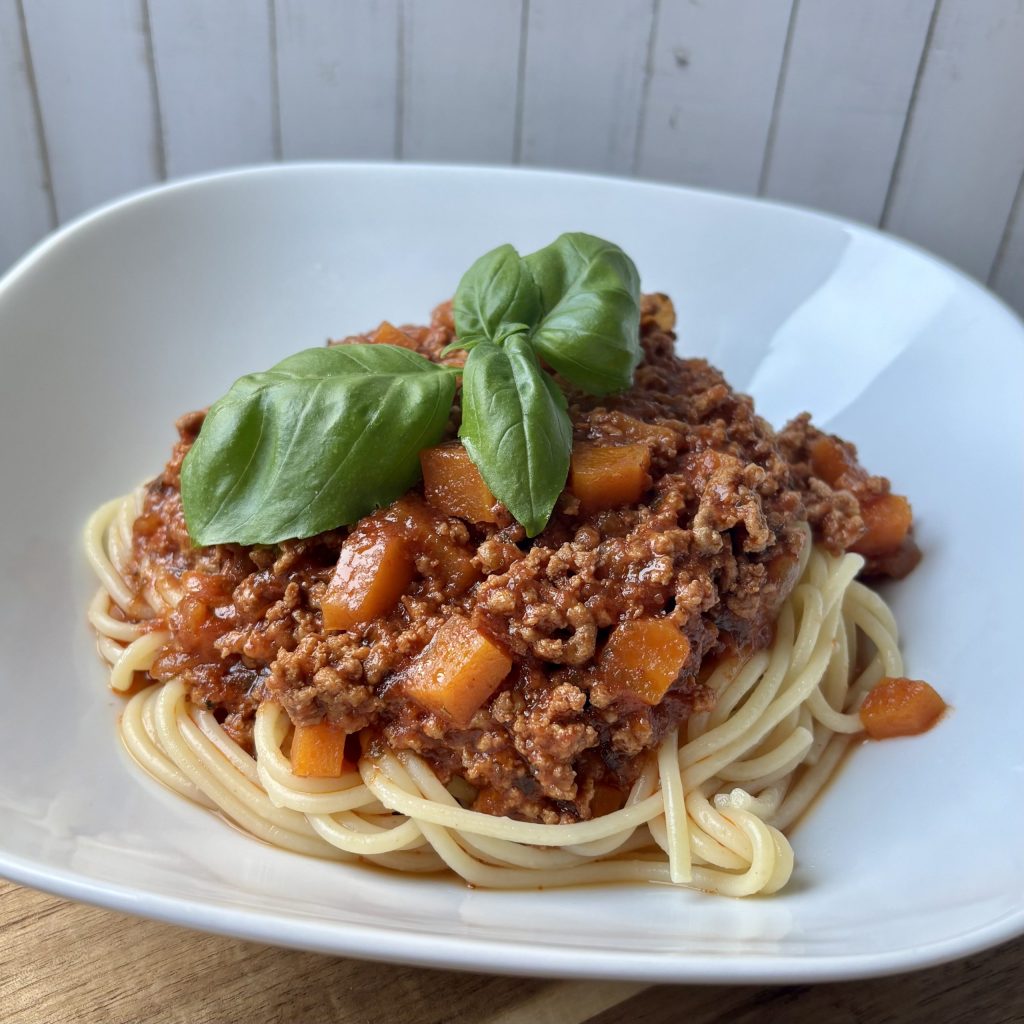 Spaghetti mit dem besten Bolognese-Rezept - schmecjt besonders mit geriebenem Parmesan