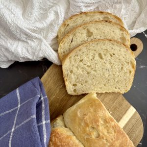 Sauerteig Toastbrot mit Milch frisch gebacken, weich und fluffig in Scheiben geschnitten
