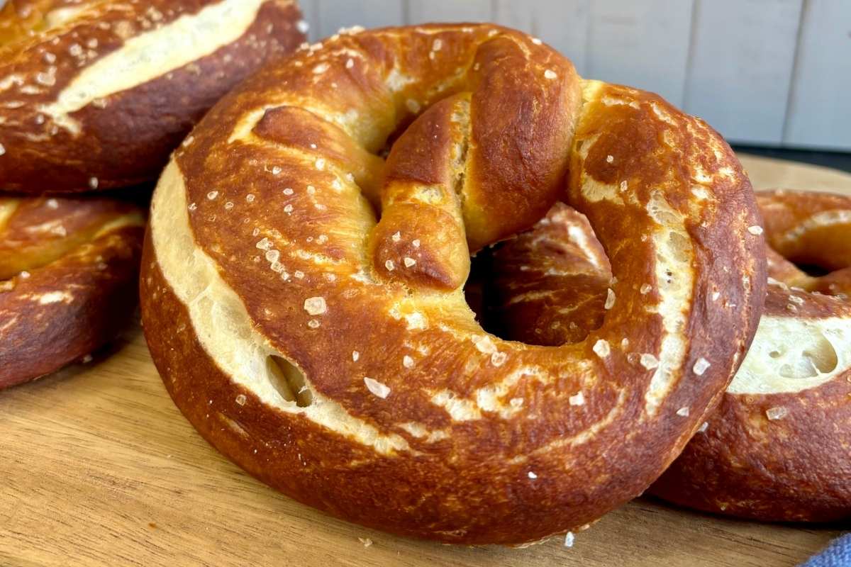 Sauerteig Brezeln frisch gebacken mit brauner Kruste und grobem Salz bestreut