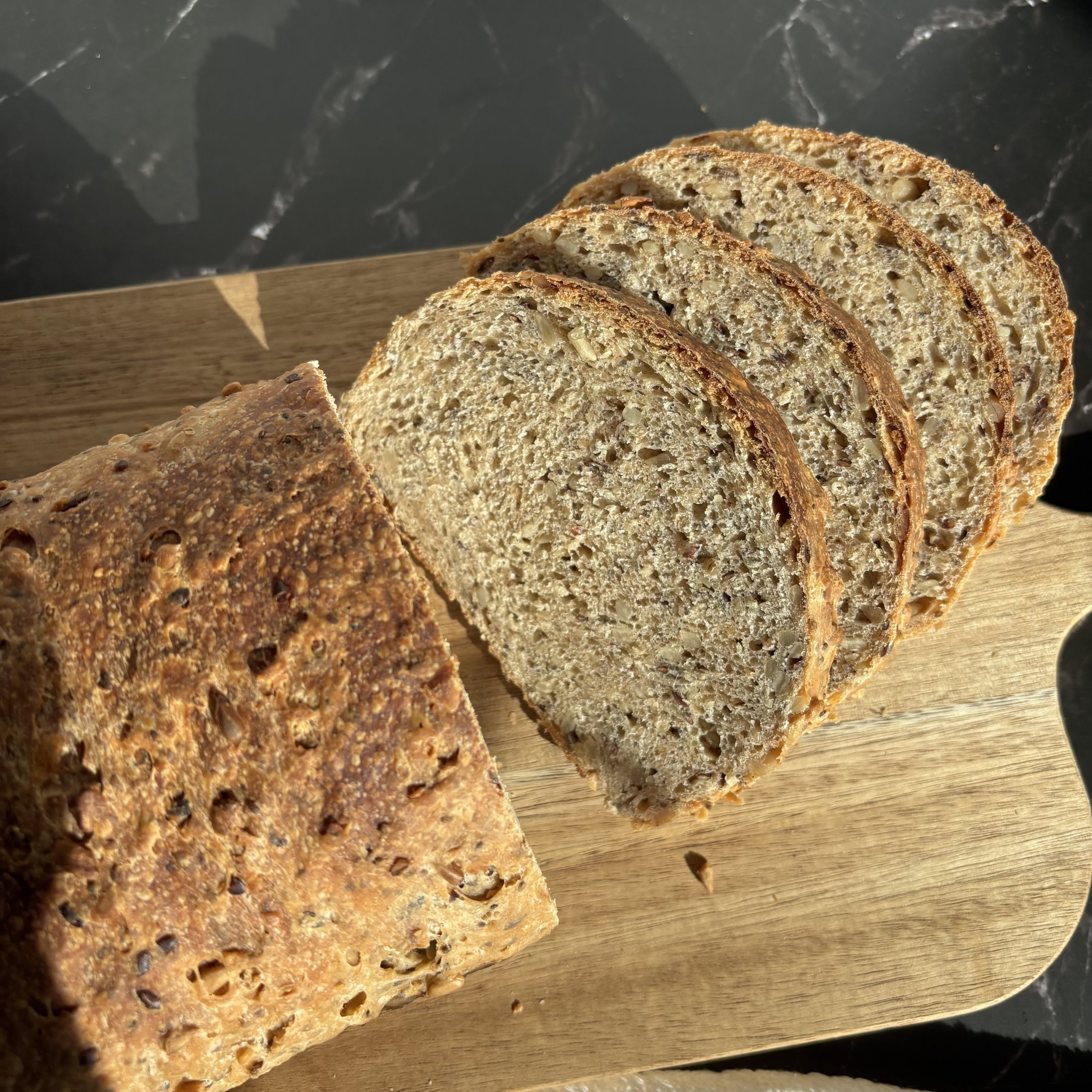 Einfaches Rezept für Mehrkorn Toastbrot mit Sauerteig – saftig, gesund und voller Geschmack