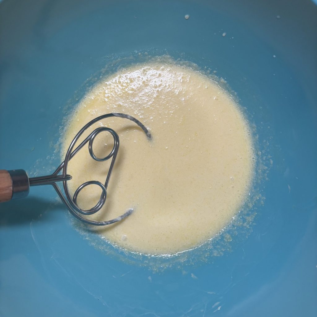 Sauerteig Burger Buns Teig mit Milch, Ei und Starter.