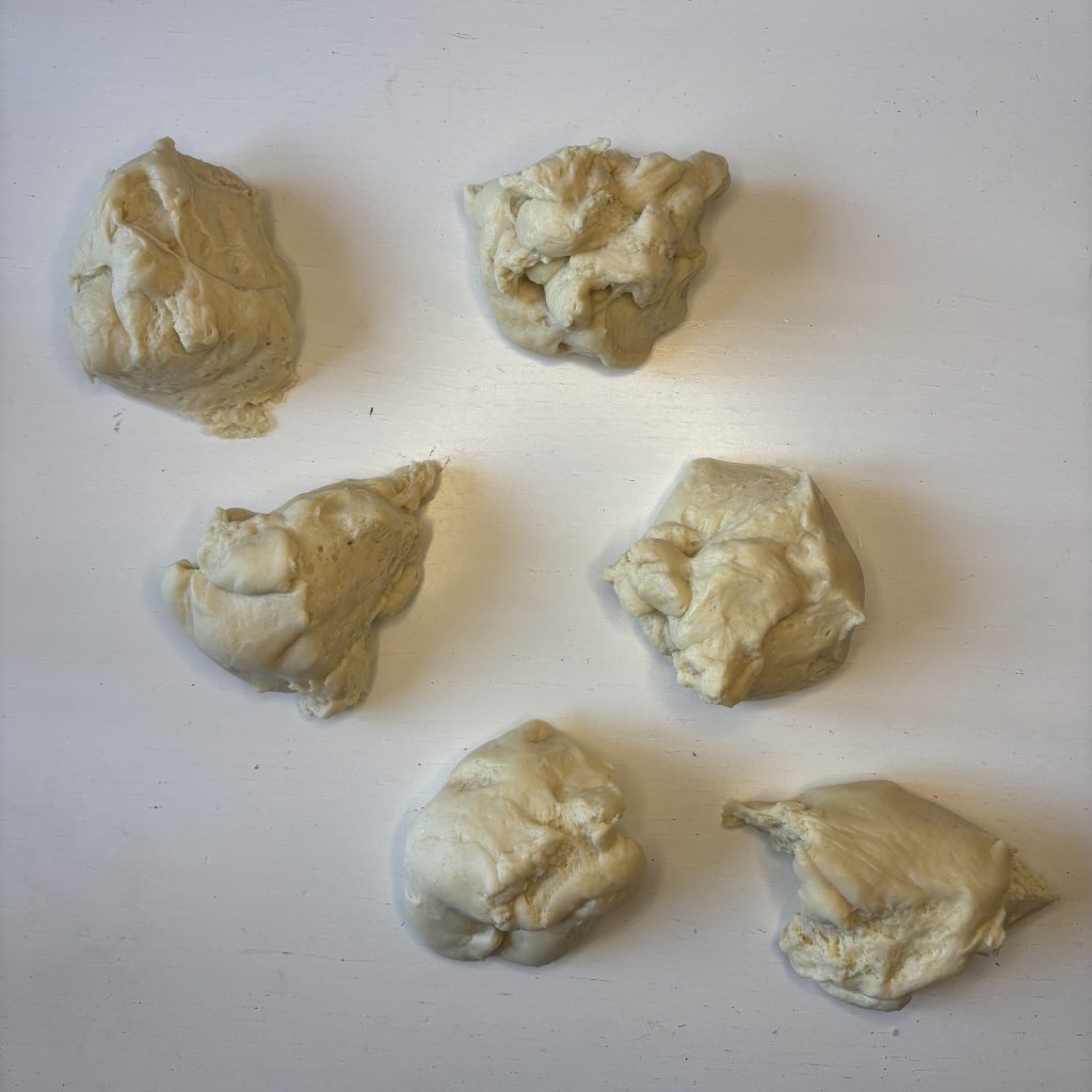 Sauerteig Burger Buns Teig in 6 Stücke teilen.