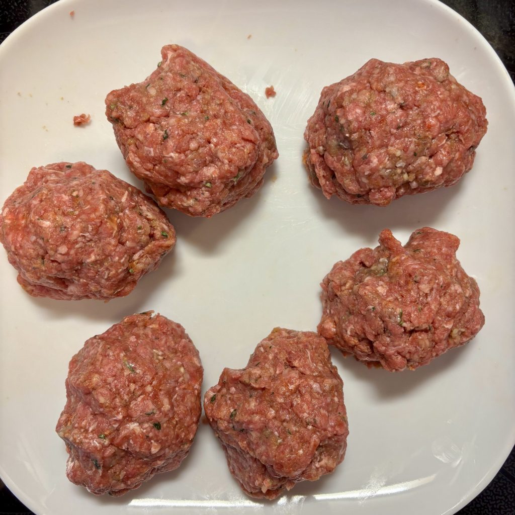 Geformte Hackfleisch Portionen für Burger Patties vor dem Formen