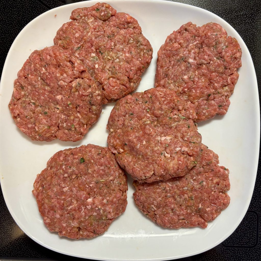 Rohe Burger Patties fertig geformt auf einem Teller