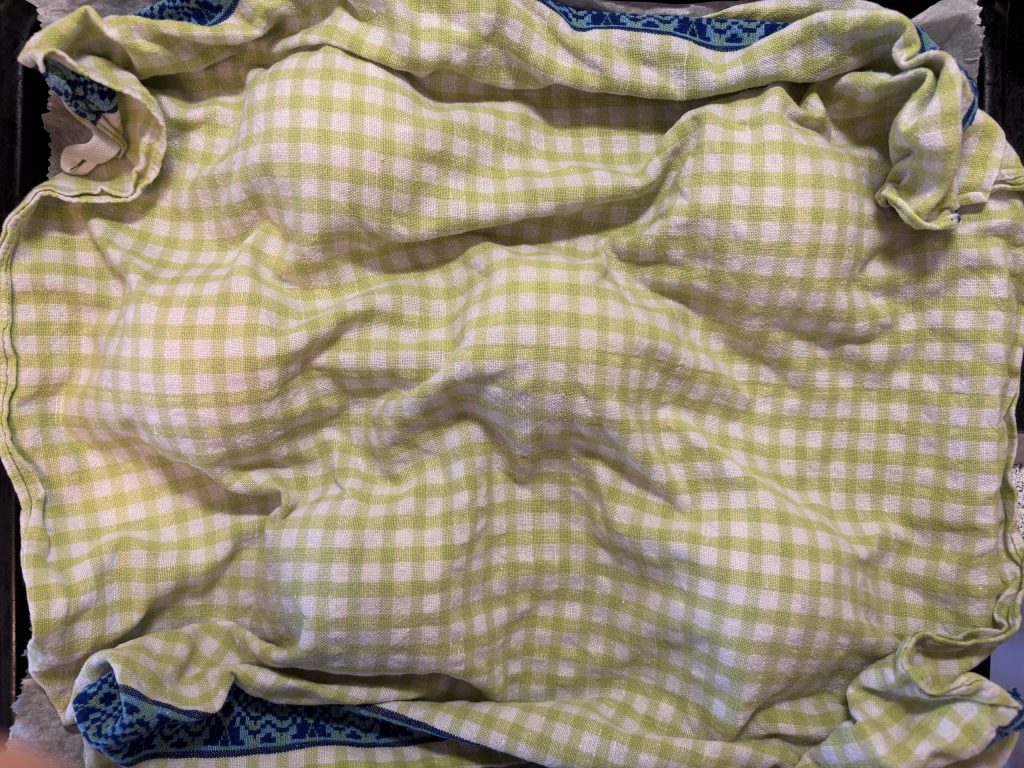 Sauerteig Burger Buns nach dem Backen unter einem Küchentuch für extra Weichheit.