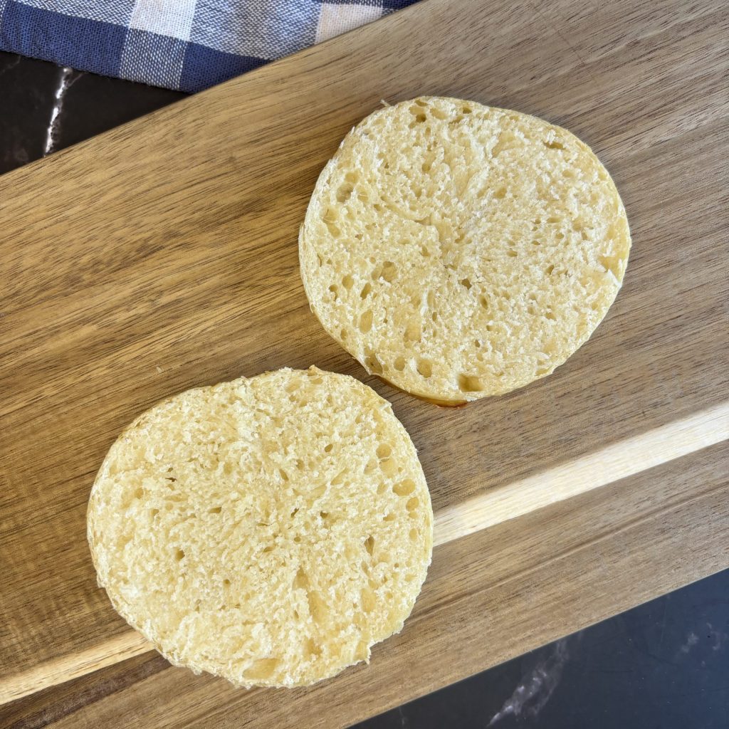 Aufgeschnittener Sauerteig Burger Bun mit luftiger Krume