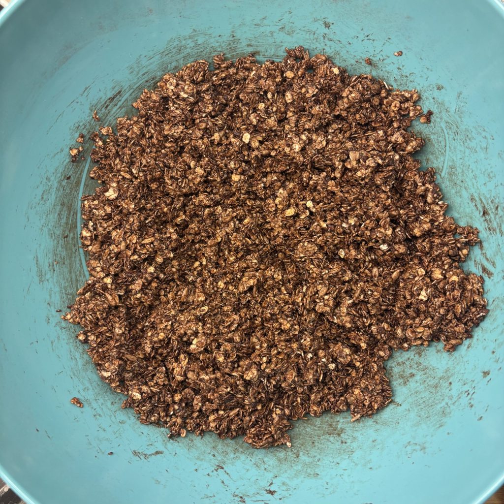 Schoko Granola Mischung vor dem Backen in einer Schüssel