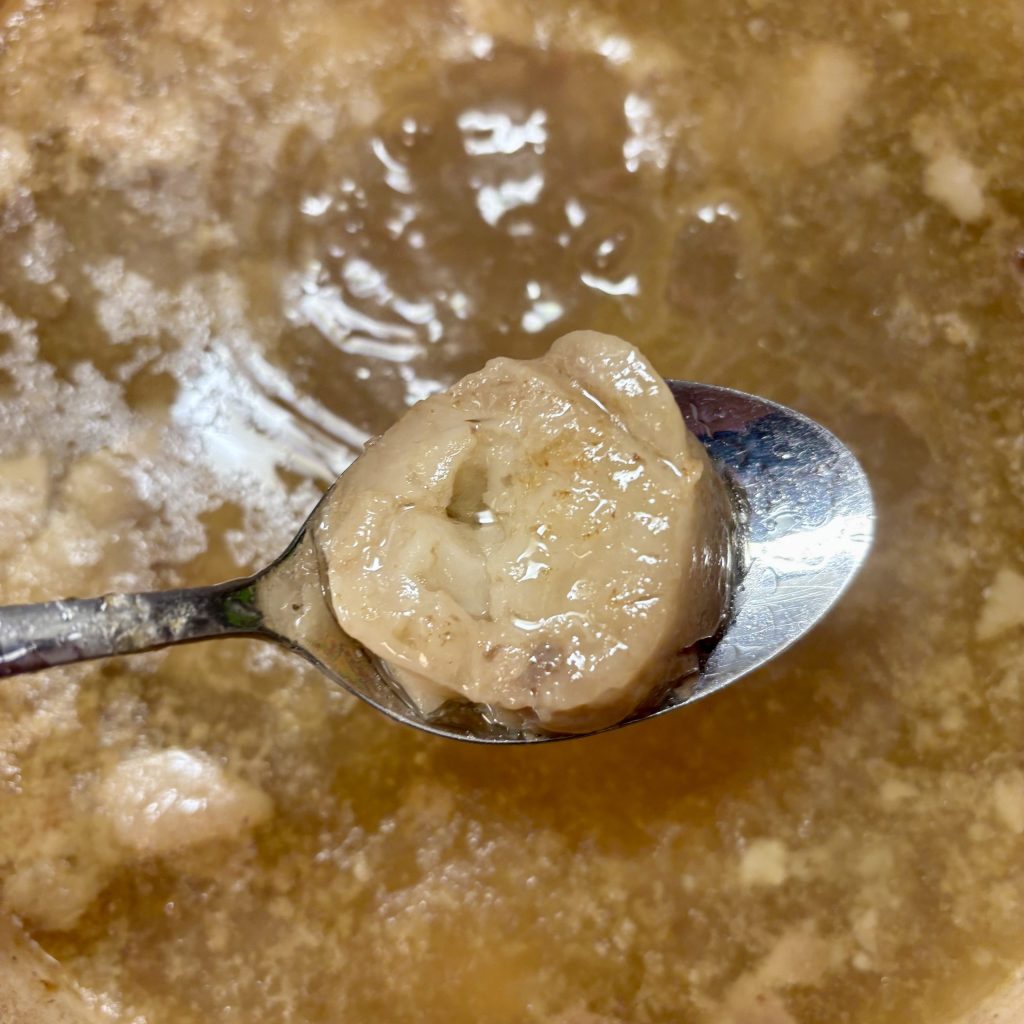 Löffel mit Knochenmark aus Rinder Knochenbrühe, reich an Nährstoffen