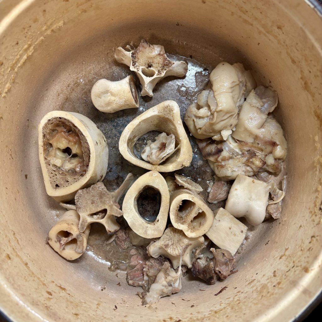 ausgekochte Rinderknochen nach dem Kochen für Knochenbrühe
