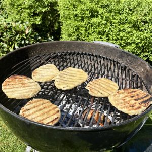 Sauerteig Grillbrot wird direkt auf dem Grill gebacken