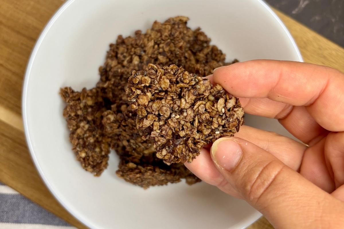 Schoko Granola ohne Zucker – knusprig & grosse Stücke