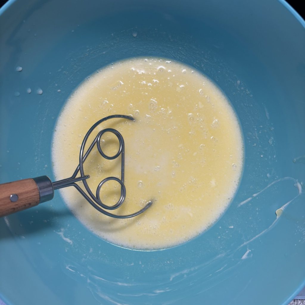 Weizensauerteigstarte gemisch mit Wasser und geschmolzener Butter