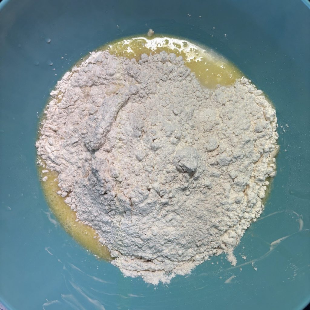 Alle Zutaten für den Sauerteig Knoblauchbrot Teig in einer Schüssel