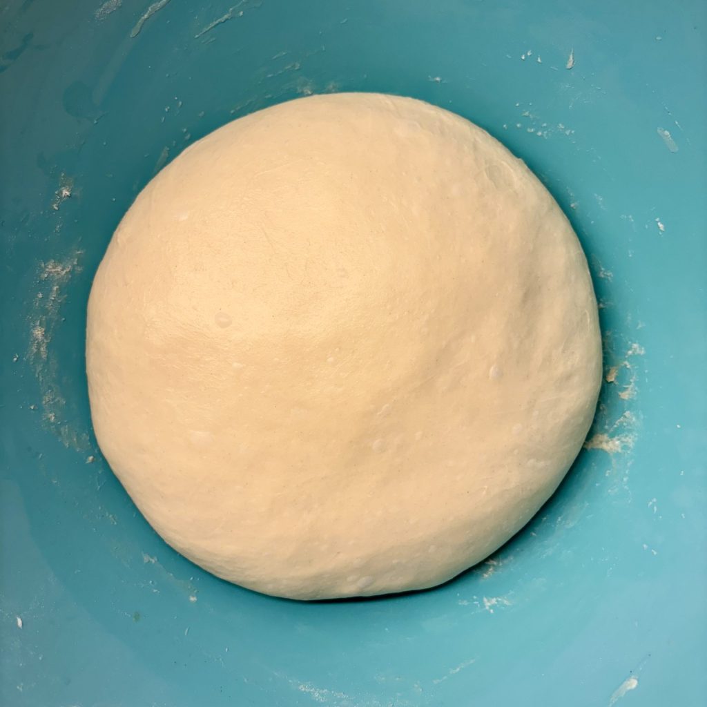 Sauerteig Fladenbrot Teigkugel glatt geknetet