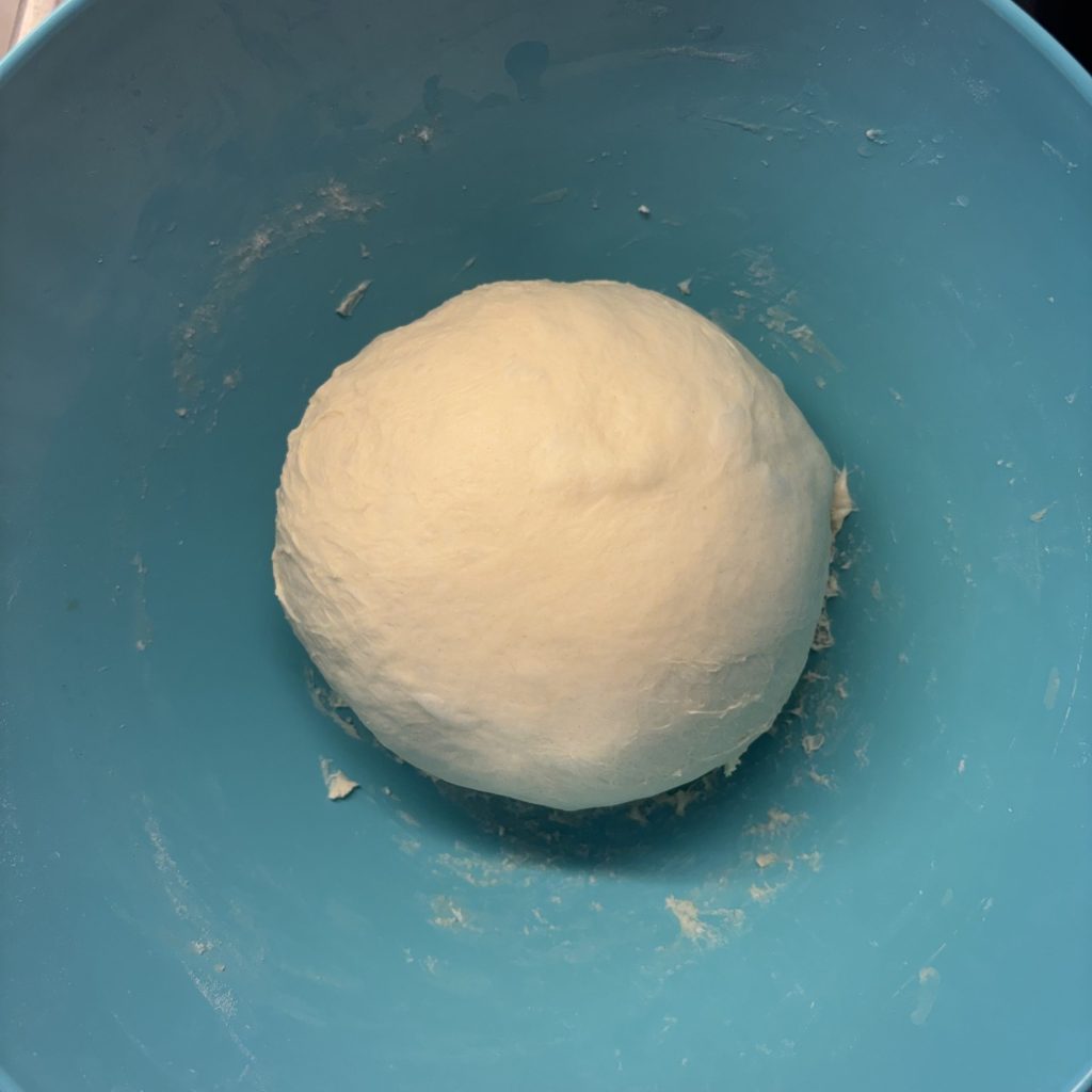 Sauerteig Fladenbrot Teigkugel in Schüssel
