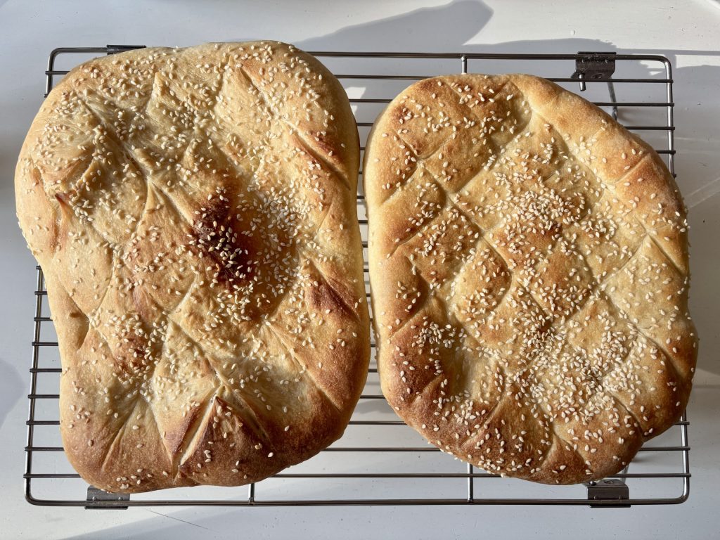 Sauerteig Fladenbrot frisch gebacken auf Gitter