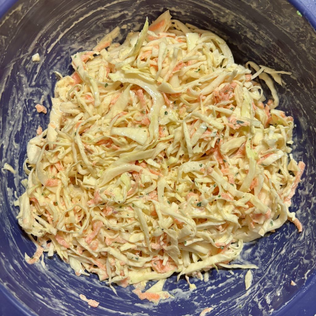 Frisch gemachter Krautsalat ohne Mayo mit cremigem Dressing in einer blauen Schüssel