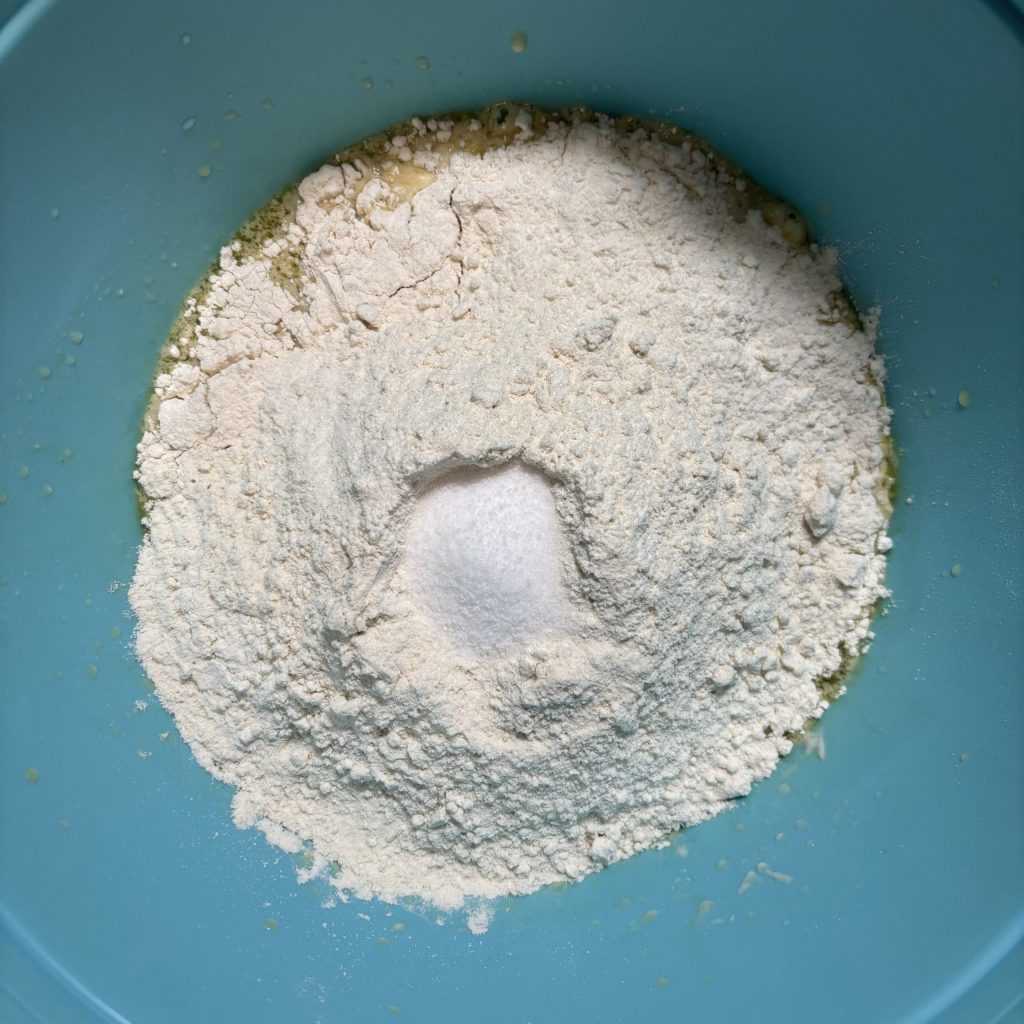 Mehl und Salz in einer blauen Schüssel als Grundlage für Sauerteig-Pestobrot