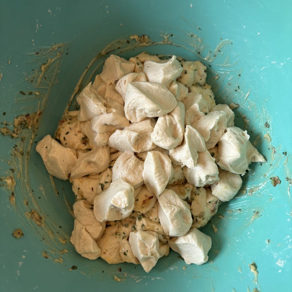 Teig in kleine Stücke geschnitten und mit Knoblauchbutter geschichtet