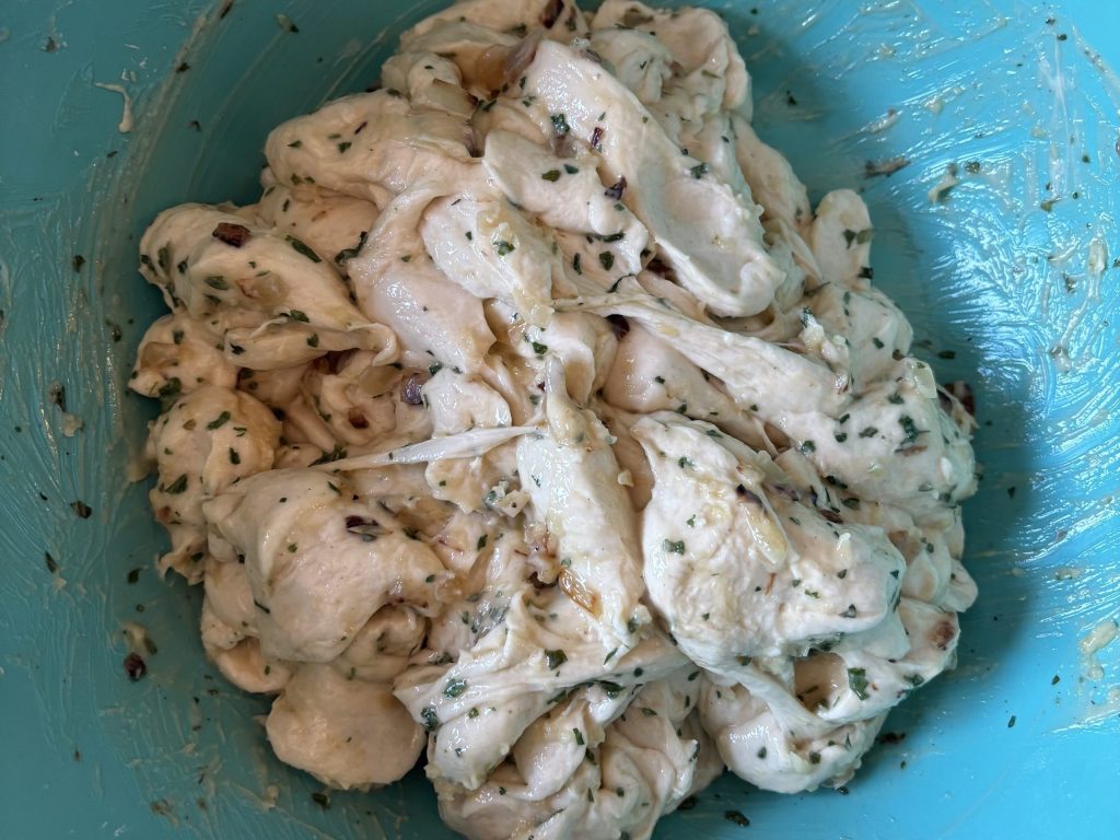 Teig in kleine Stücke geschnitten und mit Knoblauchbutter vermengt