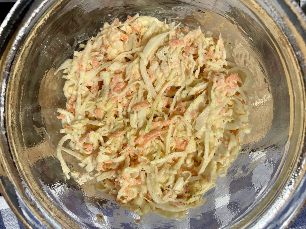 Cremiger Coleslaw ohne Mayo mit Weisskohl und Karotten in einer Schüssel
