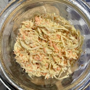 Coleslaw ohne Mayo in einer Metallschüssel fertig vermischt