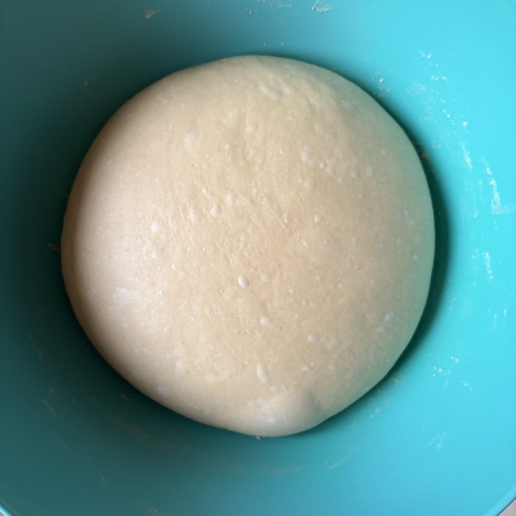 Gegangener Sauerteig in einer blauen Schüssel für Pestobrot
