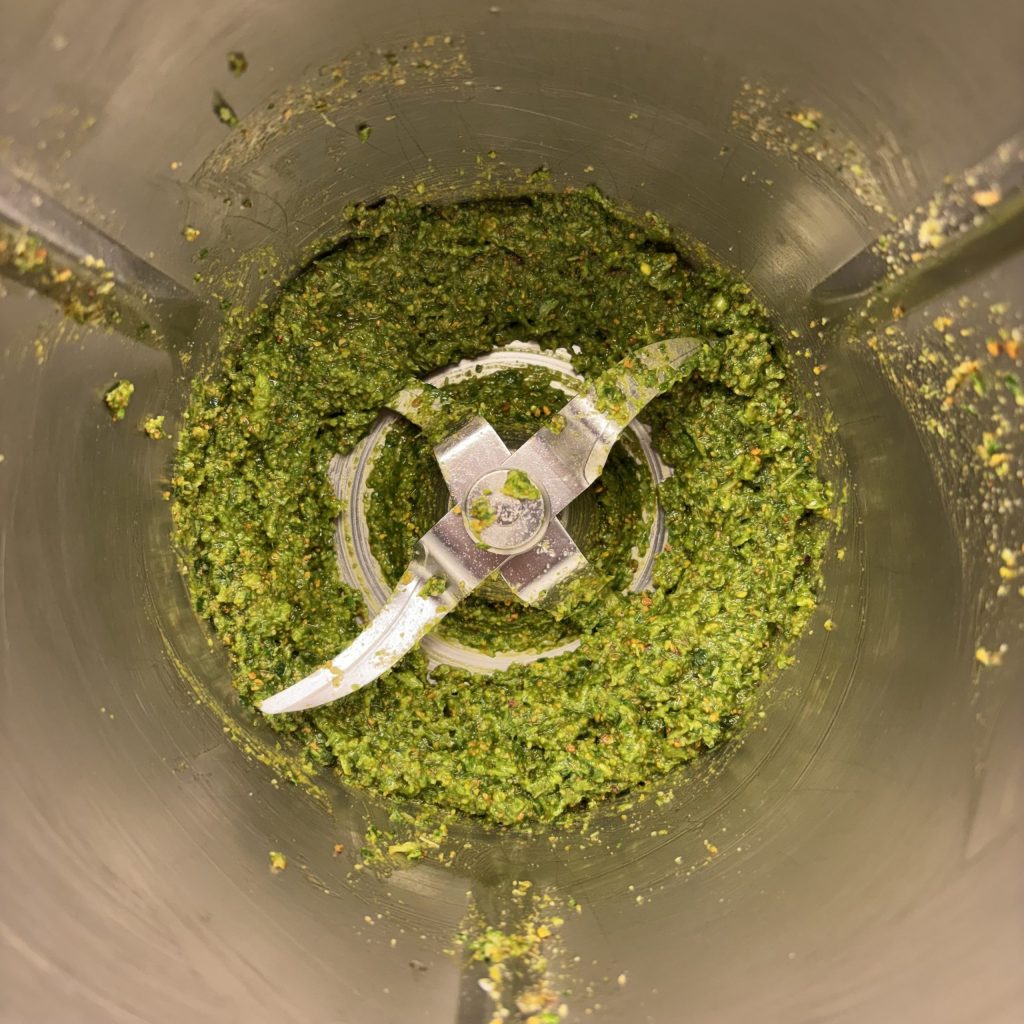 Basilikum-Pesto wird in einem Mixer für Sauerteig-Pestobrot zubereitet