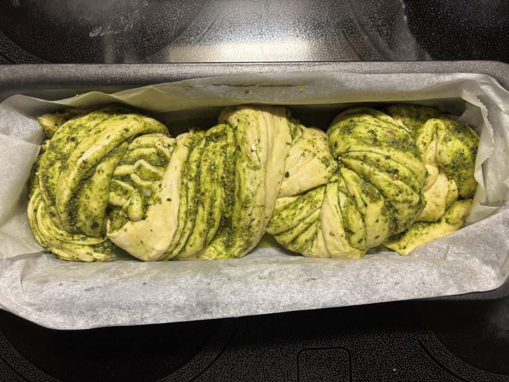 Gedrehtes Sauerteig-Pestobrot mit Basilikum-Pesto in einer Kastenform