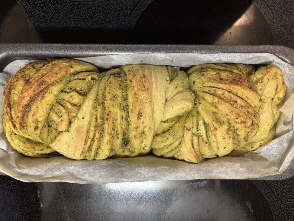Sauerteig-Pestobrot mit Pesto-Füllung in einer Kastenform vor dem Backen