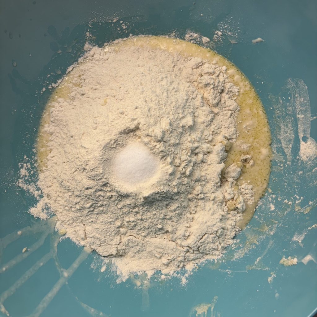 Mehlmischung mit Salz in einer Schüssel für Sauerteig Tortillas