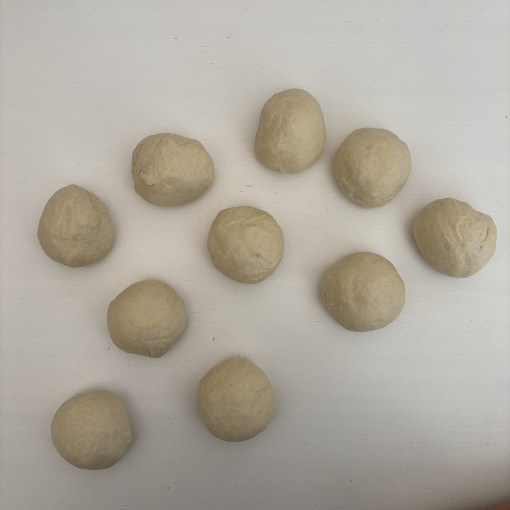 Kleine Teigkugeln für selbstgemachte Sauerteig Tortillas