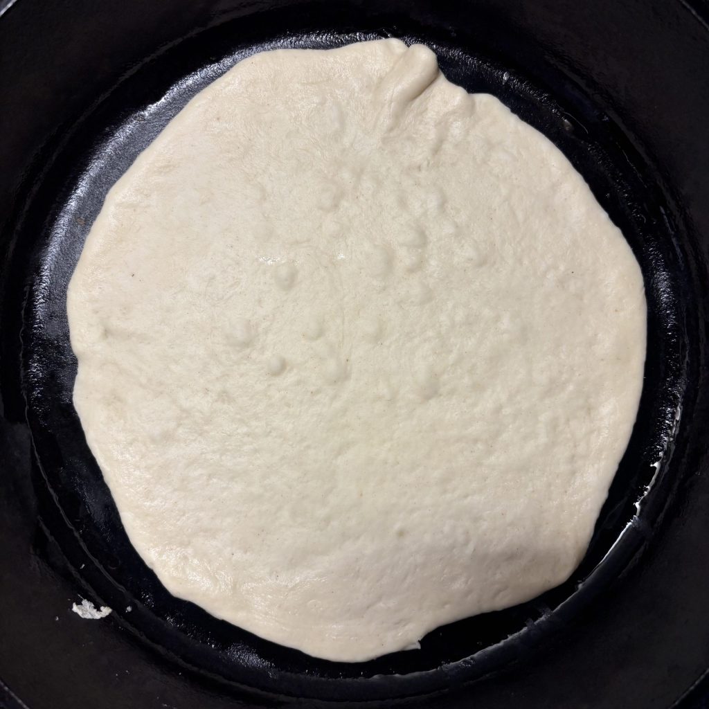 Sauerteig Tortilla wird in einer Pfanne gebacken
