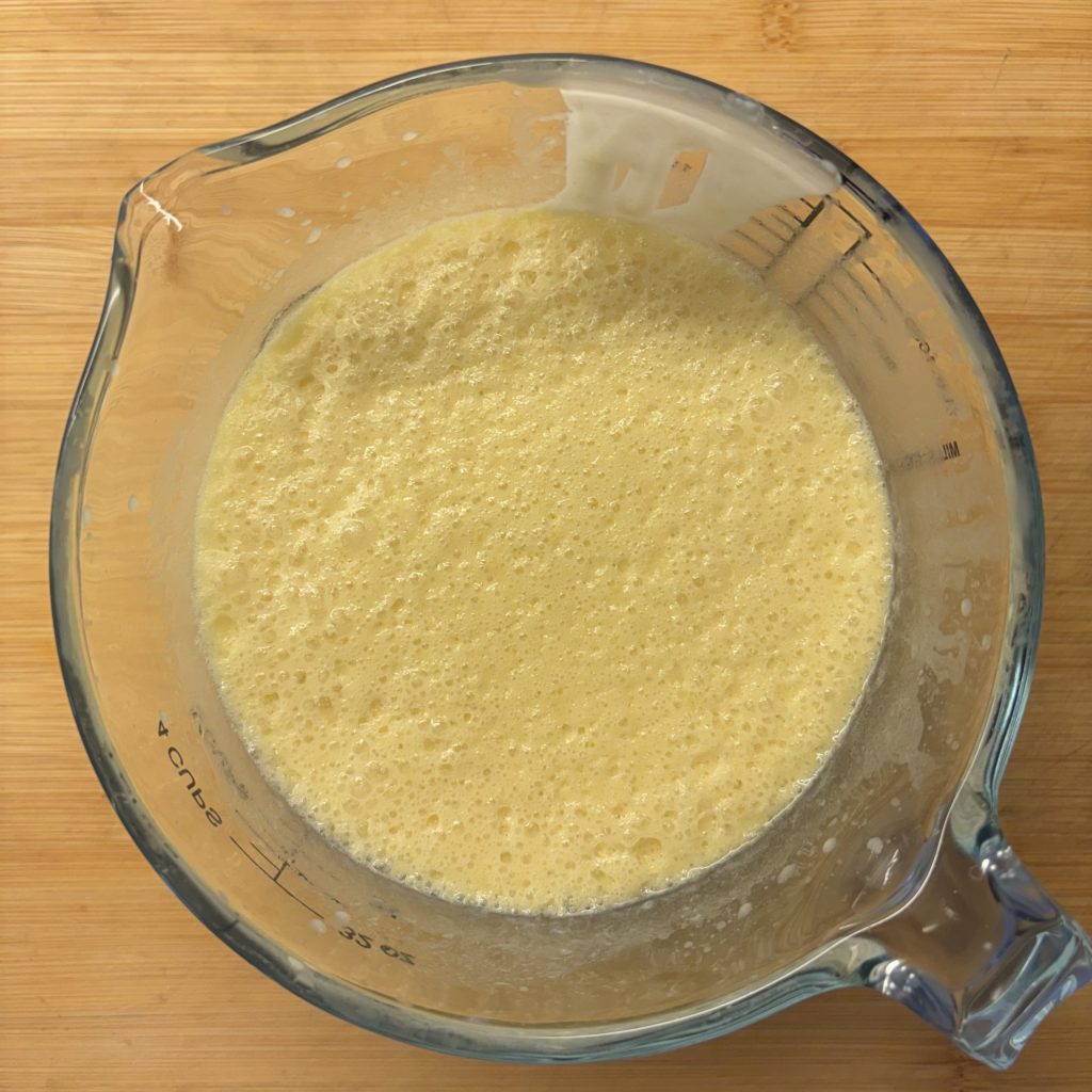 Teig für Sauerteig Waffeln mit Sauerteigresten in einem Messbecher