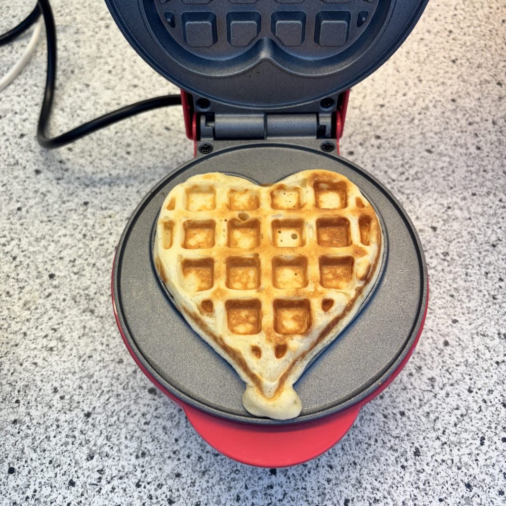 Herzförmige Sauerteig Waffel aus dem Waffeleisen