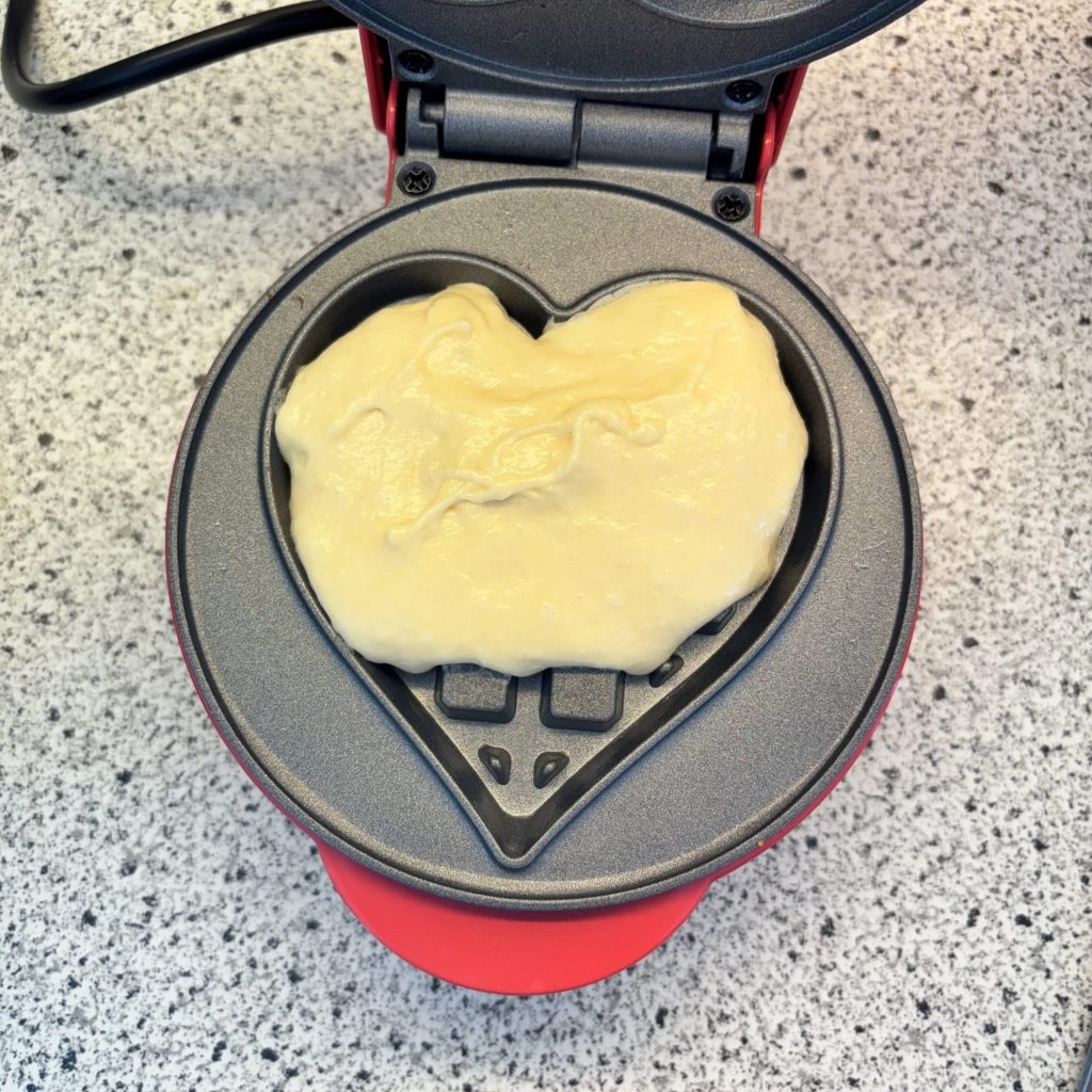 Waffelteig mit Sauerteigresten im heissen Waffeleisen