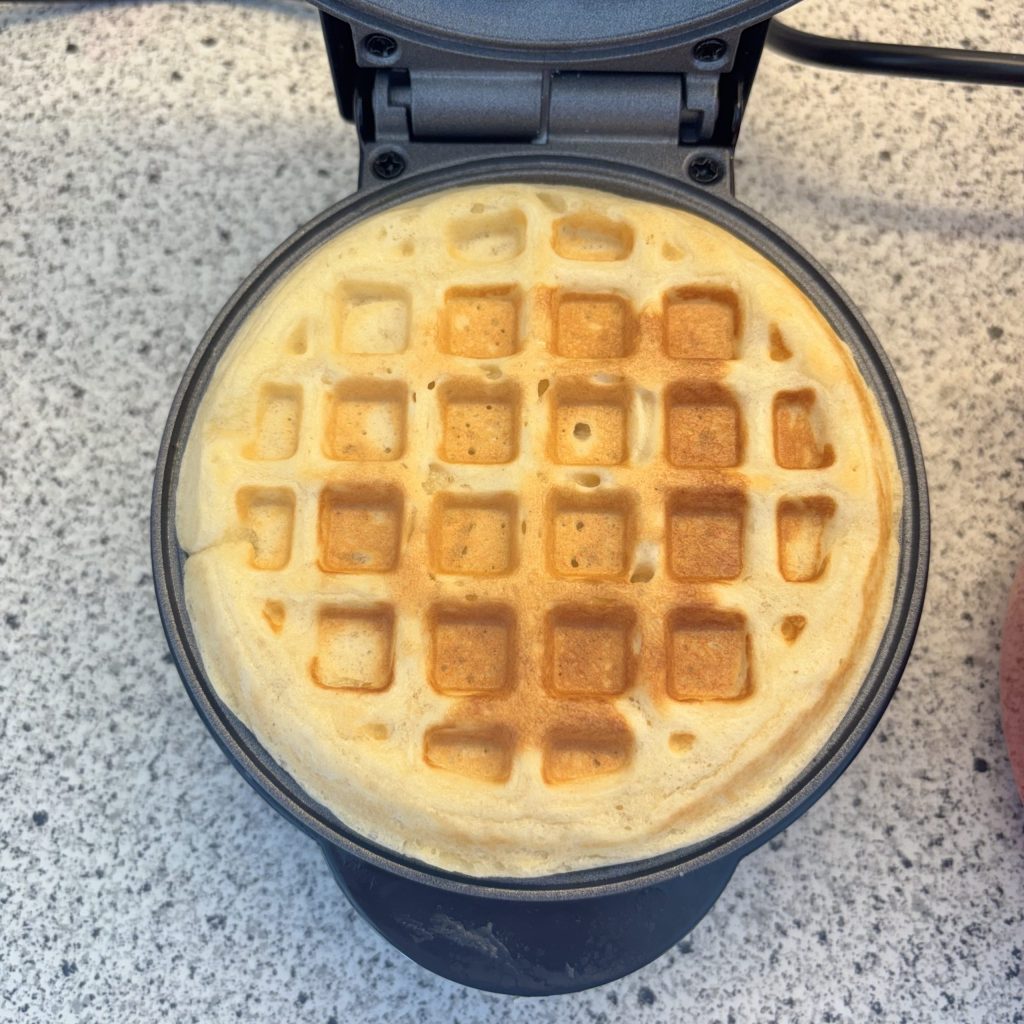 Belgische Sauerteig Waffel im Waffeleisen goldbraun gebacken