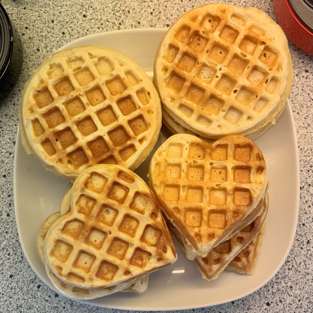 Fluffige Sauerteig Waffeln mit Sauerteigresten frisch gebacken