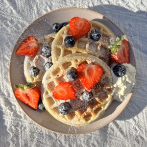 Sauerteig Waffeln mit Sauerteigresten. Dekoriert mit Beeren und Schlagsahne.