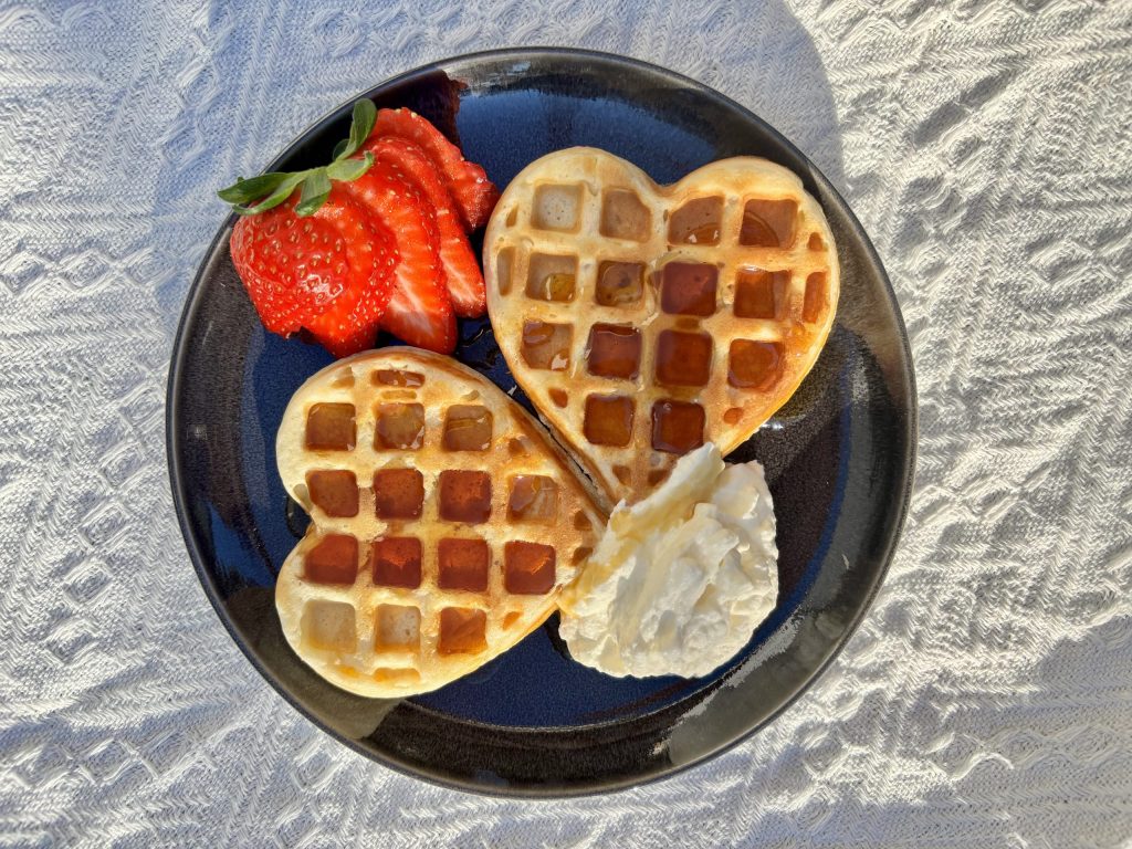 Fertige Sauerteig Waffeln ohne Zucker mit Erdbeeren und Rahm ser