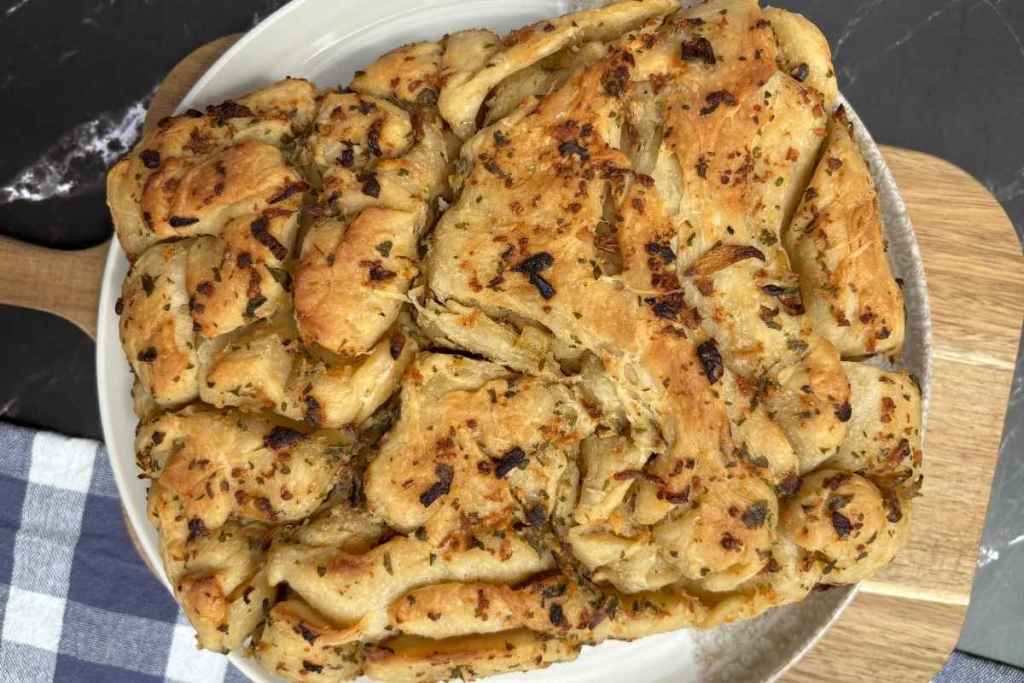 Saftiges, aromatisches Sauerteig Knoblauchbrot, aussen knusprig, innen weich. Zupfbrot mit kleinen Stückchen, perfekt zum Teilen.