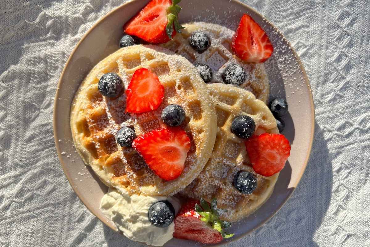 Sauerteig Waffeln – fluffig, einfach & zuckerfrei