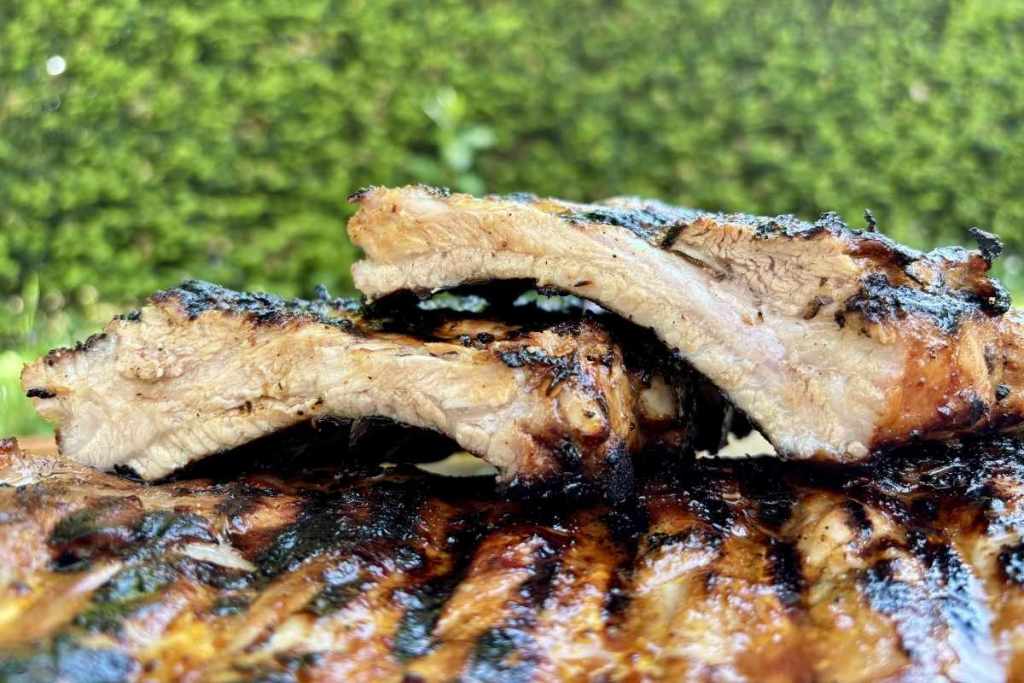 Gegrillte Spareribs mit würziger Marinade als fertiges Grillgericht - Grillrezept