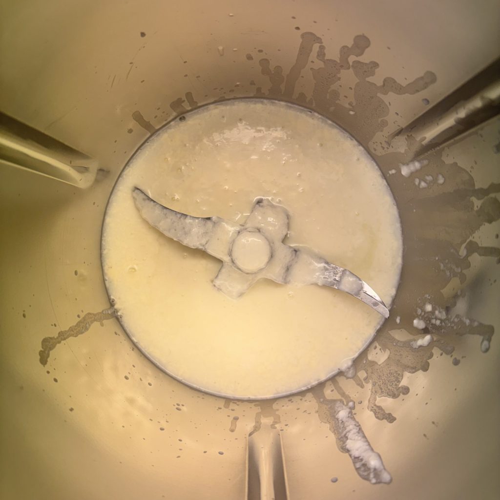 Milchkefir im Mixer für einen Kefir-Smoothie