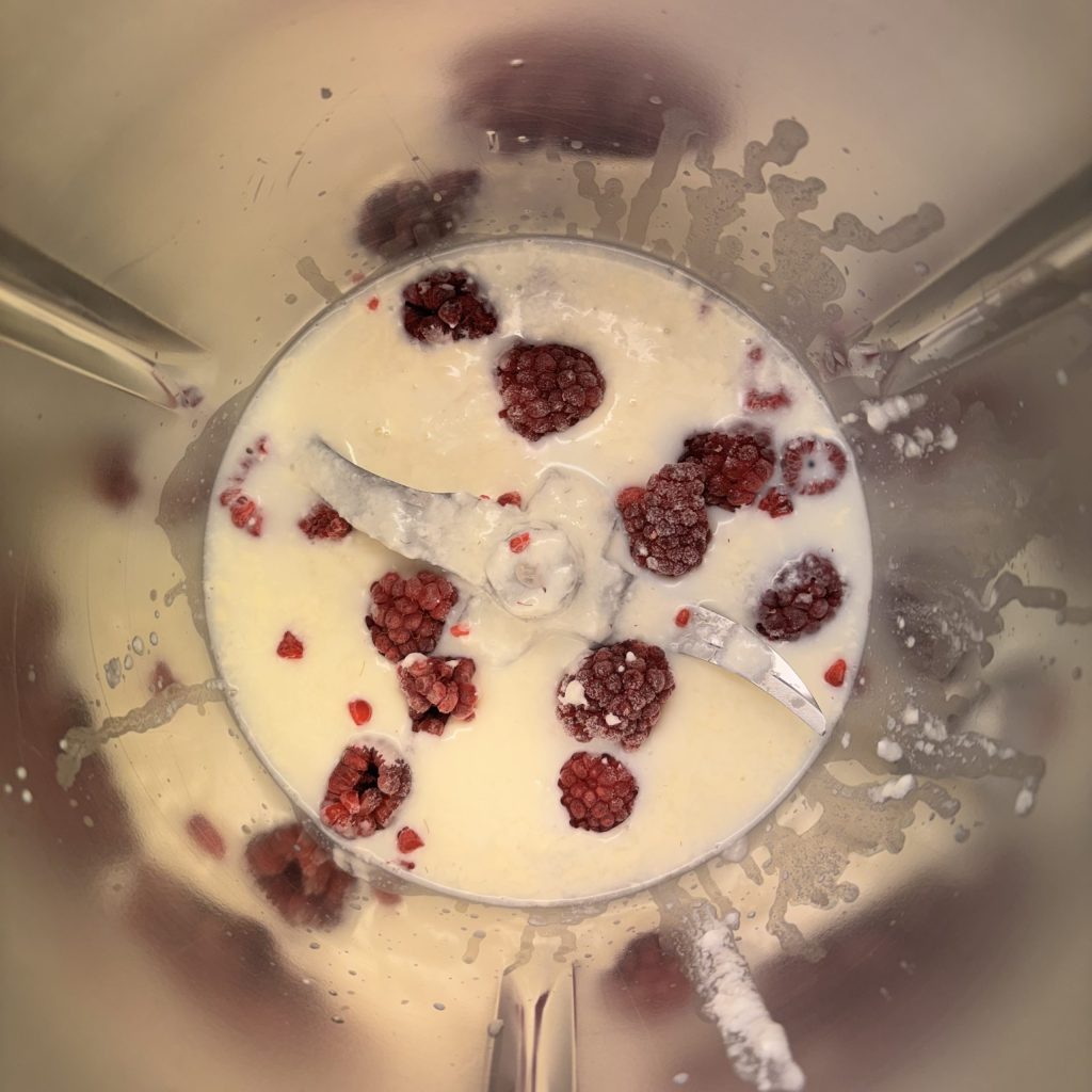 Milchkefir mit Beeren im Mixer