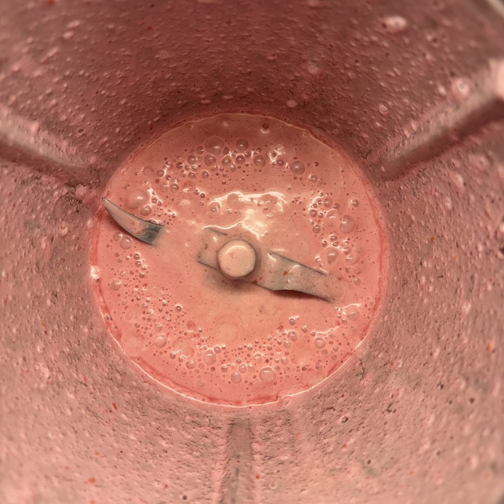 Fertig gemixter Kefir-Smoothie mit Beeren