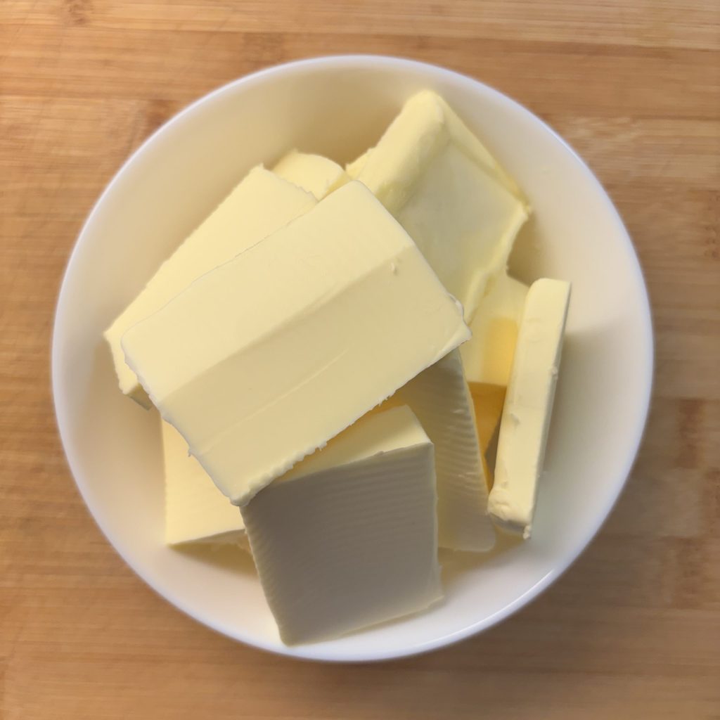Butter Stücke in einer Schale