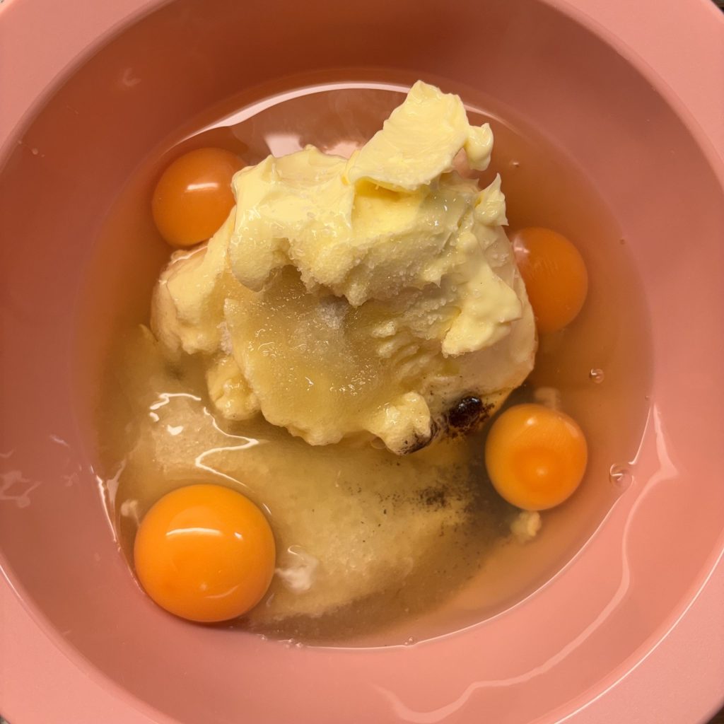 Butter, Eier und Zucker für Sauerteig Blechkuchen in einer Schüssel